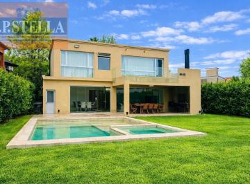 Casa · 209m² · 5 Ambientes · 1 Cochera · Excelente Casa 5 Amb. 225 m² Cub en Lote de 496 m² en Banco Provincia de Bs. As.