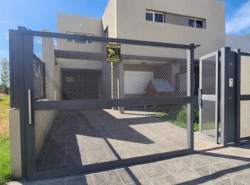 Casa · 149m² · 4 Dormitorios · 2 Cocheras · Casa