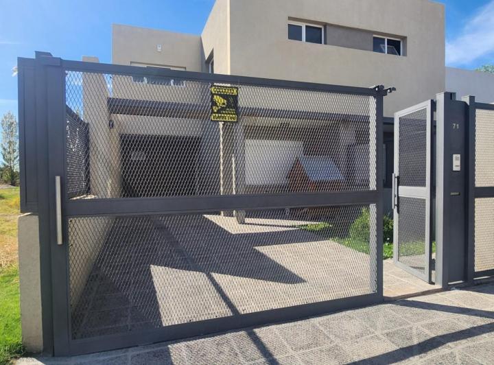Casa · 149m² · 4 Dormitorios · 2 Cocheras