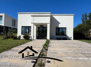Casa de 5 ambientes, Presidente Perón · Casa 5 Amb. en Venta en El Country San Eliseo Golf