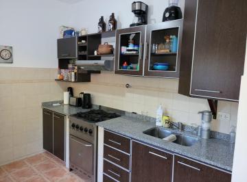 Casa · 100m² · 4 Ambientes · 1 Cochera · Casa en Venta a m de Plaza San Martin. Bajamos El Precio!