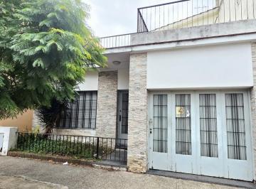 Casa · 136m² · 4 Ambientes · 1 Cochera · Venta de Casa Lote Propio 8,66 X 24,60 en Villa del Parque