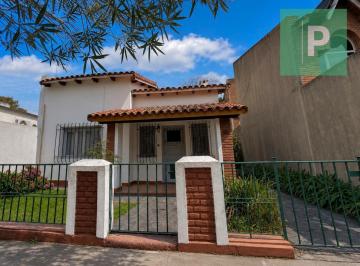 Casa · 5 Ambientes · 1 Cochera · Casa en Ensenada