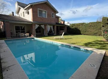 Casa · 197m² · 3 Dormitorios · 6 Cocheras · Casa en Venta en B° Privado Acacias Blancas
