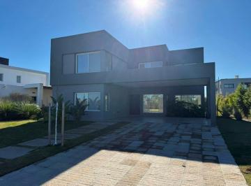 Casa · 205m² · 5 Ambientes · 2 Cocheras · Casa en Venta en Puertos, Escobar, G. B. a. Zona Norte