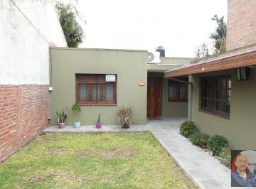 Casa · 392m² · 4 Ambientes · 2 Cocheras · Hermosa Casa de Dos Dorm. y Jardín en Adrogué