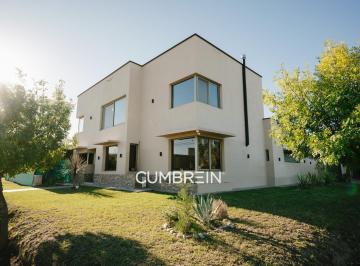 Casa · 384m² · 2 Dormitorios · 3 Cocheras · Casa en Venta en Barrio Privado Alto Paredes, San Rafael | Quincho y Piscina | Cumbrein
