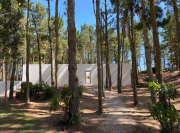 Casa · 165m² · 4 Ambientes · Venta de Casa Minimalista en Barrio Bosques