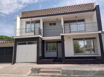 Casa · 227m² · 8 Ambientes · 1 Cochera · Venta Casa Apta Credito Hipot. San José Guaymallen