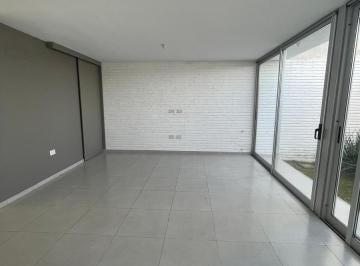 Casa · 180m² · 6 Ambientes · 2 Cocheras · Casa Alquiler 3 Dorm. 3 Baños con Seguridad 24 Hs