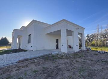 Casa · 257m² · 5 Ambientes · Casa en Venta - 3 Dorm. 2 Baños - Luján