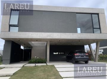 Casa · 954m² · 6 Ambientes · 4 Cocheras · Casa en Venta en La Calesa, Pilará.