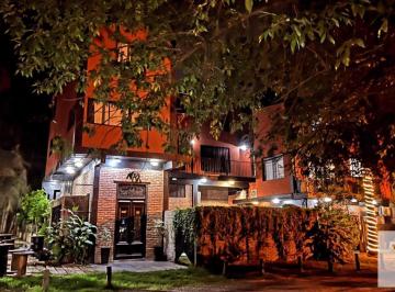 Edificio · 470m² · 14 Ambientes · Edificio Comercial en Venta - 4 Departamentos 2 Locales - 500 m² - Canning