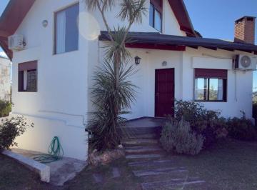 Casa · 220m² · 4 Dormitorios · 2 Cocheras · Casa en Venta Villa del Lago