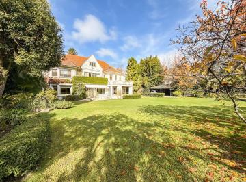 Casa · 1850m² · 8 Ambientes · 4 Cocheras · Casa con Gran Jardín en La Mejor Zona de Beccar | Lote 1.850 m²