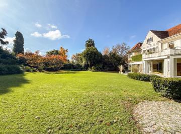Casa · 1850m² · 8 Ambientes · 4 Cocheras · Casa en Beccar Lote 1850 m²