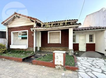 Casa · 100m² · 4 Ambientes · 1 Cochera · Chalet en Castelar Norte – Oportunidad Para Reciclar