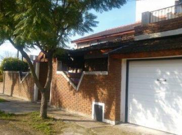 Casa · 240m² · 3 Dormitorios · 1 Cochera · Casa Impecable en Merlo Permuta por Depto en Mar del Plata