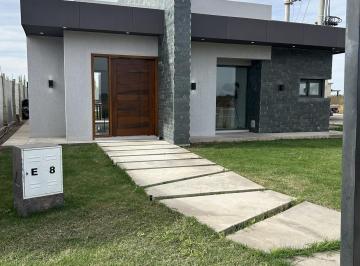 Casa · 150m² · 2 Dormitorios · 2 Cocheras · Casa en Venta 150 m² Barrio Cepas del Carmen, San Martín, Mendoza