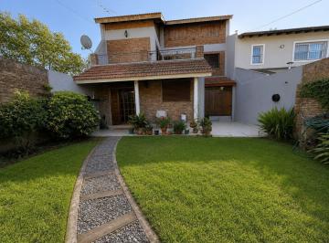 Casa · 200m² · 5 Ambientes · 1 Cochera · Venta Casa 5 Amb con Parque y Quincho