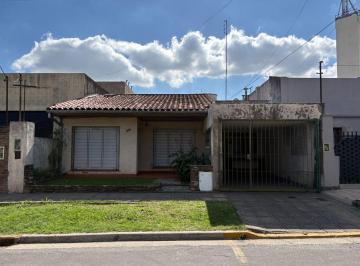 Casa · 163m² · 4 Ambientes · 1 Cochera · Casa en Lote Propio 10 X 33 con Gran Jardin y Cochera. Martinez Zona Unicenter