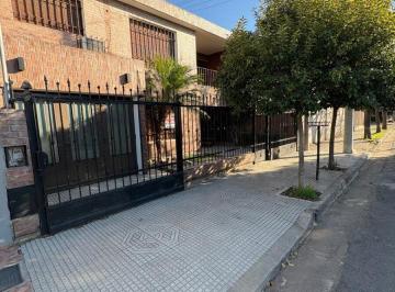Casa · 200m² · 9 Ambientes · 2 Cocheras · Oportunidad B° Poeta Lugones 2 Casas (3 Dorm)