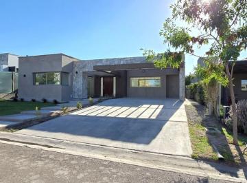Casa · 190m² · 8 Ambientes · 2 Cocheras · Casa en Barrio Estancia Bulnes