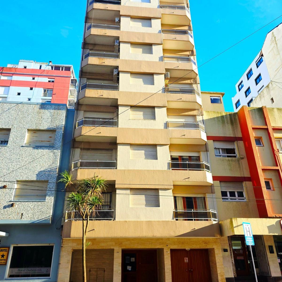 Depto monoambiente 27m² en La Perla, a pasos de Plaza España