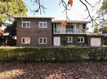 Casa de 8 ambientes, La Matanza · Exclusiva Residencia Histórica en La Mejor Ubicación de Ciudad Evita - Lote 921 m²