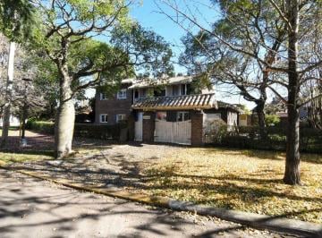 Casa de 8 ambientes, La Matanza · Exclusiva Residencia Histórica en La Mejor Ubicación de Ciudad Evita - Lote 921 m²