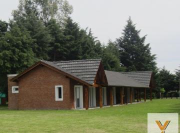 Casa · 200m² · 5 Ambientes · Casa en Venta - 4 Dorm. 2 Baños - 1.475 m² - Luján