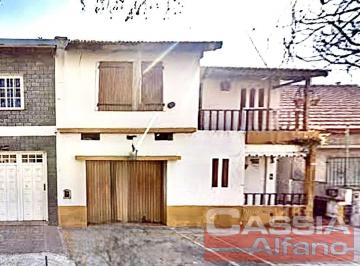 Casa · 150m² · 4 Ambientes · 1 Cochera · Casa Lote Propio Dos Plantas Tres Dorm., Porch, Patio, Terraza y Fondo Peq.