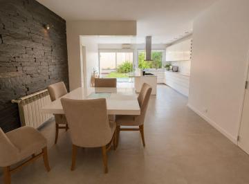 Casa · 250m² · 6 Ambientes · 1 Cochera · Venta Casa 6 Amb. Cochera Quincho Pileta R. Mejía