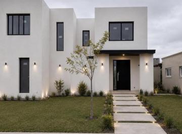 Casa · 181m² · 5 Ambientes · Barrio Santa Ana Excelente Casa