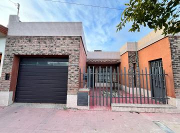 Casa · 134m² · 5 Ambientes · 2 Cocheras · Se Vende Casa con Patio en Barrio Observatorio