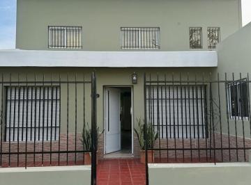 Casa · 155m² · 4 Ambientes · 1 Cochera · Venta Casa 3 Dormis Patio y Jardin en Baigorria