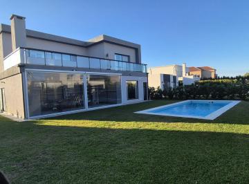 Casa · 212m² · 6 Ambientes · 2 Cocheras · Casa en Belen de Escobar