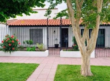 Casa · 230m² · 5 Ambientes · 3 Cocheras · Casa Chalet en Venta en Monte Grande Centro