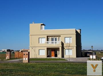 Casa · 262m² · 5 Ambientes · 2 Cocheras · Casa en Venta - 4 Dorm. 4 Baños - Cocheras - 850 m² - Escobar