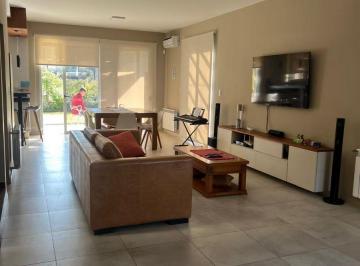 Casa de 8 ambientes, Ciudad de Mendoza · Casa en Alquiler C/ Cochera en Dalvian
