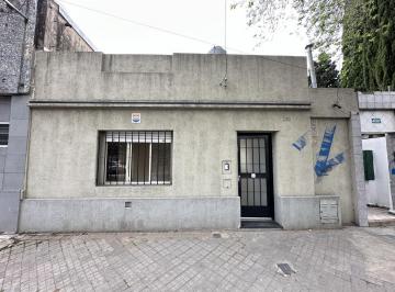 Local comercial · 50m² · 3 Ambientes · Oficina/local en Echesortu. Pb. Patio