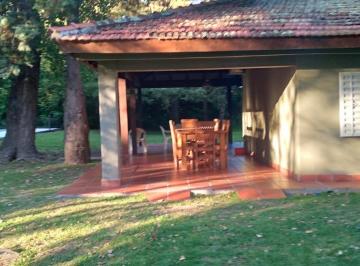 Casa · 80m² · 3 Ambientes · 3 Cocheras · Hermosa Casa con Piscina y Parrilla Sobre Inmenso Parque