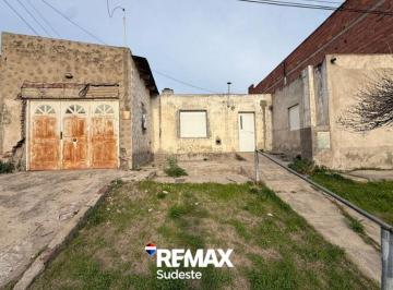 Casa · 126m² · 4 Ambientes · 1 Cochera · Casa a Refaccionar