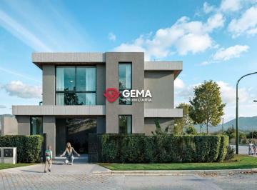 Casa · 94m² · 4 Ambientes · 1 Cochera · Casa en Zona Sur