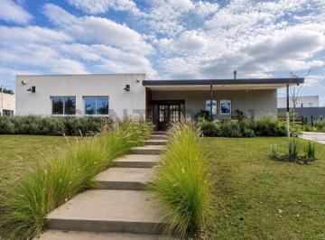 Casa · 254m² · 4 Ambientes · 1 Cochera · Oportunidad en Barrio Monet: Casa de Una Planta con Gran Lote, Jardín, Pileta y Galerías