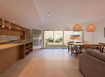 Casa · 248m² · 5 Ambientes · Casa Interna Única de 3 Dorm. con Patio con Parrillero y Terraza con Pileta