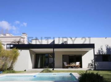 Casa · 165m² · 4 Ambientes · 4 Cocheras · Casa en Venta en Villa Elisa en Barrio Cerrado con Pileta