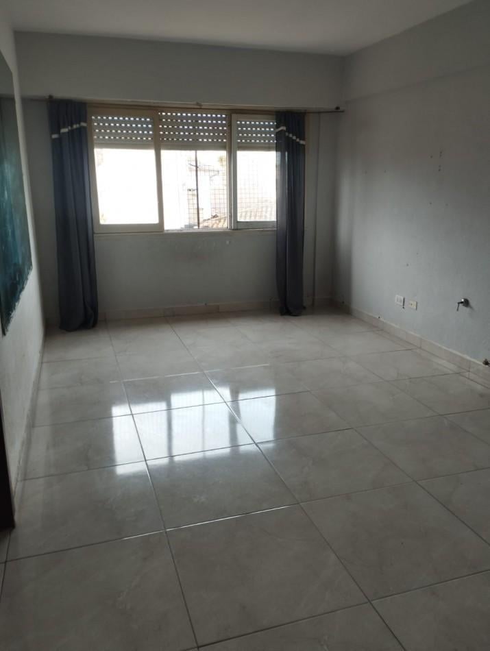 En venta, departamento de tres ambientes, en complejo cerrado sobre Avenida Libertad