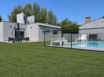 Casa · 120m² · 4 Ambientes · 2 Cocheras · Casa en Alquiler Chacras de Coria 3 Dorm.