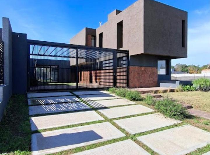Casa · 286m² · 12 Ambientes · 2 Cocheras